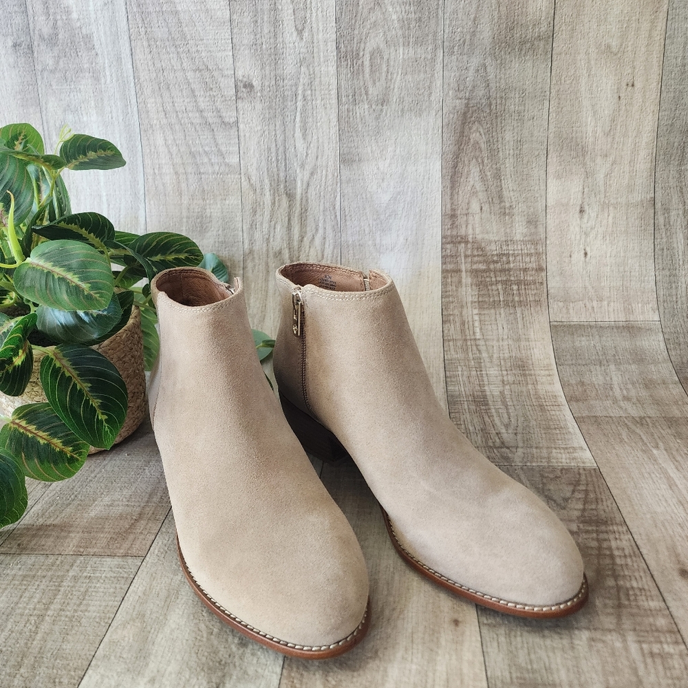Antonio Melani Light Tan Suede Booties NWT Size 8.5 - Picture 6 of 16